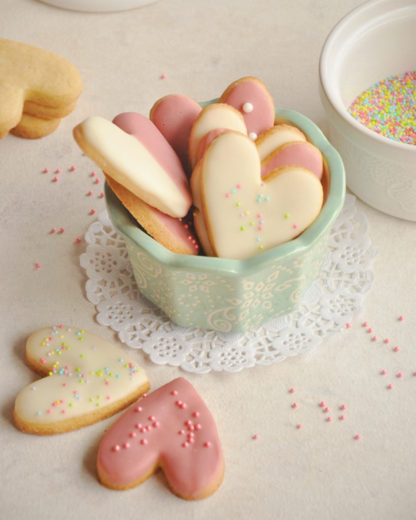 Galletitas de Corazón con Baño de Chocolate Rubí y Blanco | Lucia Paula