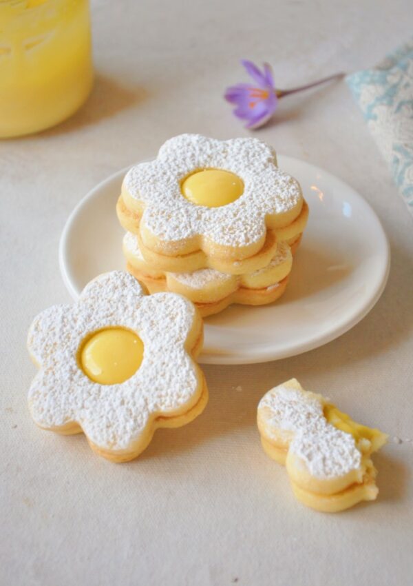 Daisy Cookies filled with Lemon Curd